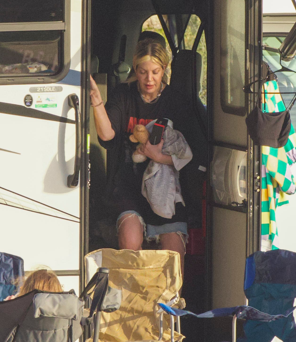 Tori Spelling y sus hijos estarían viviendo en una casa rodante