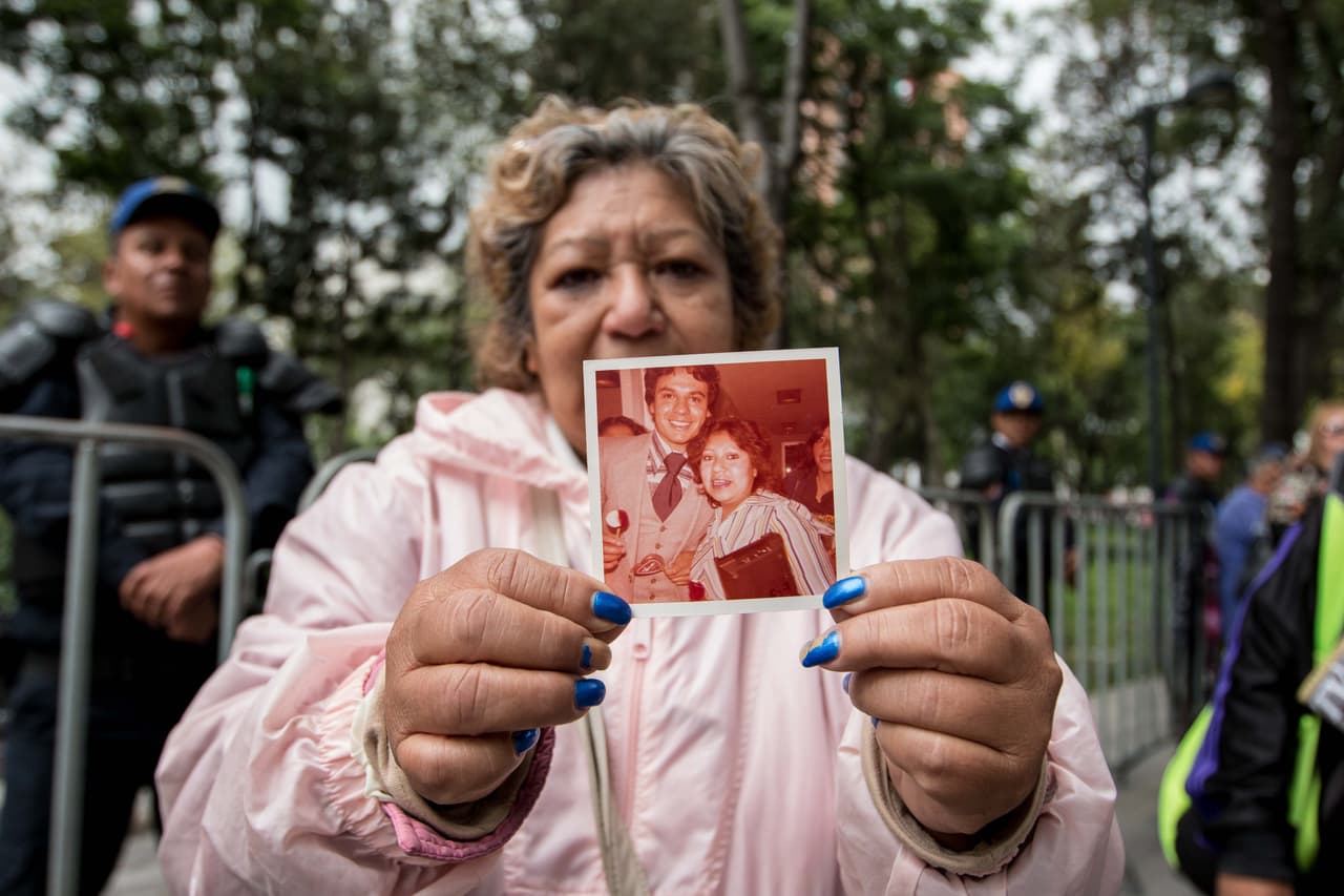 Fotos: Fans celebran a Juan Gabriel afuera del Palacio de Bellas Artes