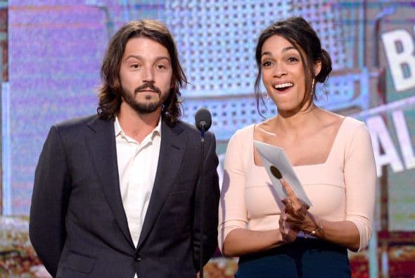 Entre los presentadores de la noche, Diego Luna y Rosario Dawson. Mira aquí los videos más chismosos.