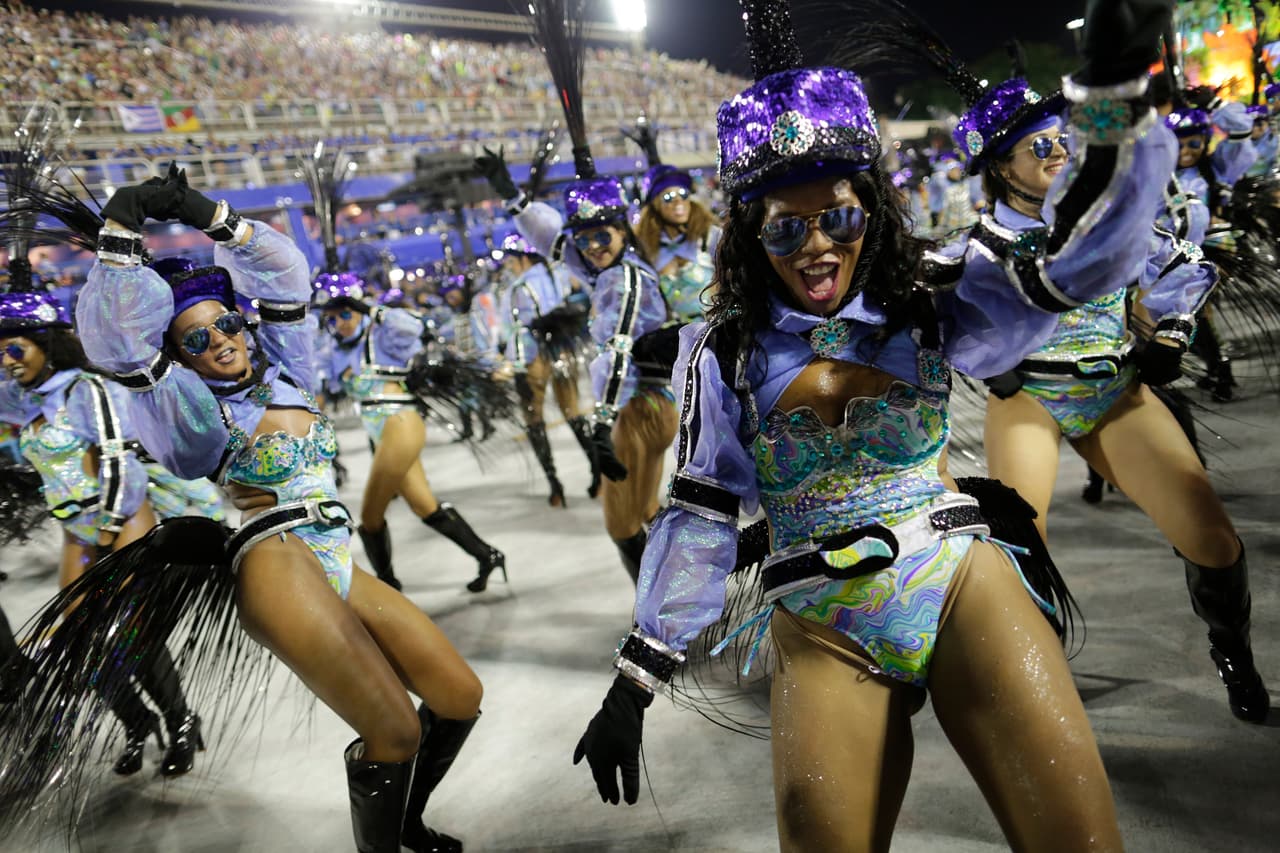 El Sambódromo de Río de Janeiro volvió estallar en música, color y fiesta, al igual que las calles de otras ciudades brasileñas, a pesar de la amenaza que representa el actual brote del virus del zika.