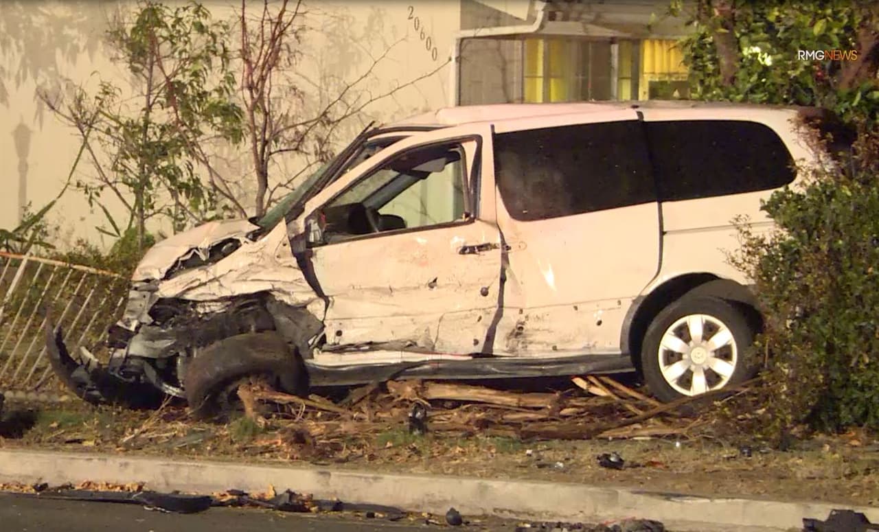 Esta camioneta estaba estacionada a la orilla de la calle y fue impactada por el vehículo que conducía Pablo Roman Trujillo, de 20 años.