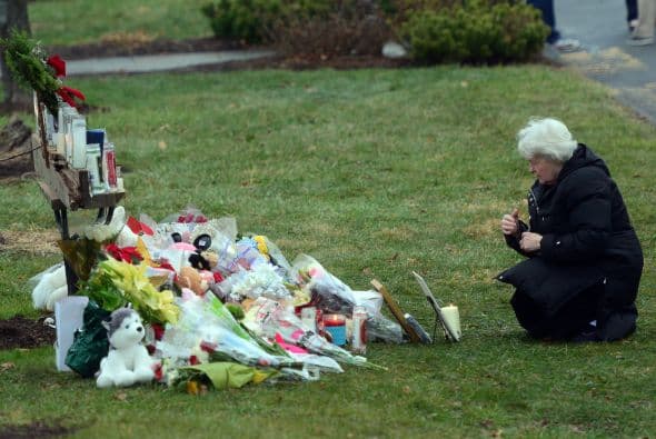 “Fue muy difícil concentrarse en la iglesia. Honestamente todo lo que quería era tener a mis hijos conmigo, estar rodeada de gente y apoyar a la comunidad", contó Michelle Garraty, de 40 años y madre de tres niños, citada por la agencia AFP.