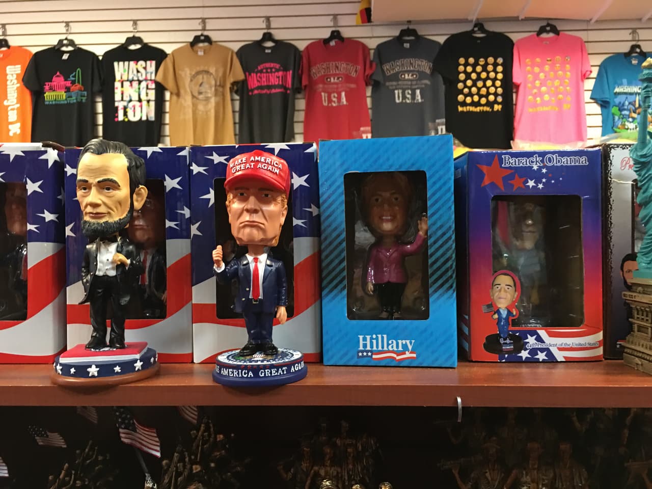 Muñecos de Trump, al lado de uno de Abraham Lincoln -y con otra de Hillary Clinton en su caja-, en una de las muchas tiendas que venden parafernalia política en la capital estadounidense.