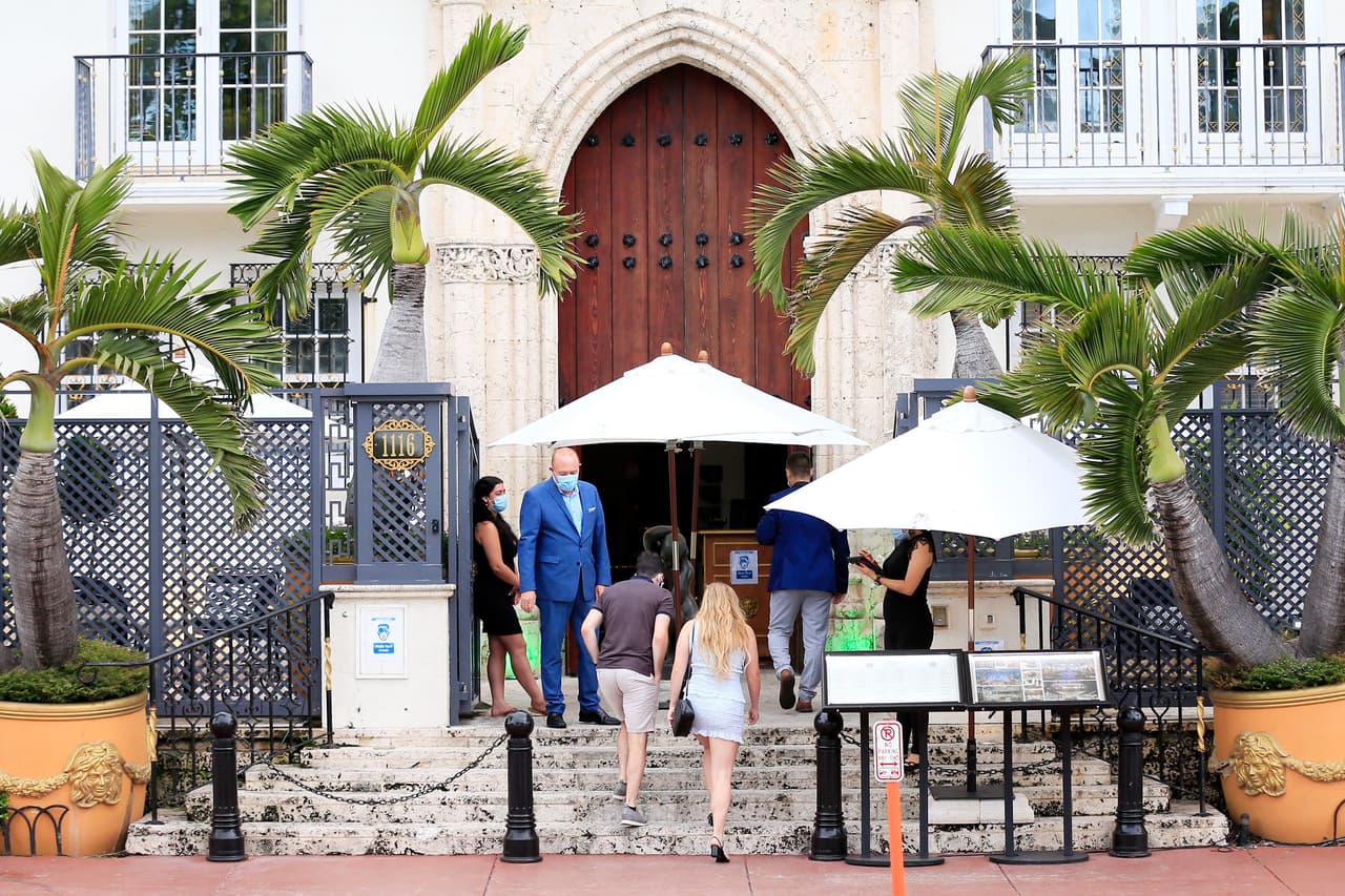 Además, las piscinas en hoteles, moteles y establecimientos comerciales de alojamiento tienen que cerrar a las 8:00 pm, cada noche, hasta las 6:00 am de la mañana siguiente. También está prohíbida la venta de alcohol a partir de las 8:00 pm.
<br>