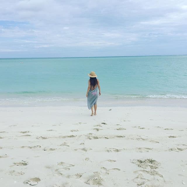 Así disfrutaron los famosos su fin de semana largo. Chiquinquirá Delgado en un sitio no definido, pero con una hermosa playa.