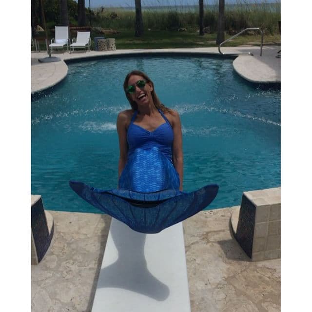 Feliz como una sirena, así posó Lili Estefan en la orilla de su piscina. ¡Bajo esl maaar!