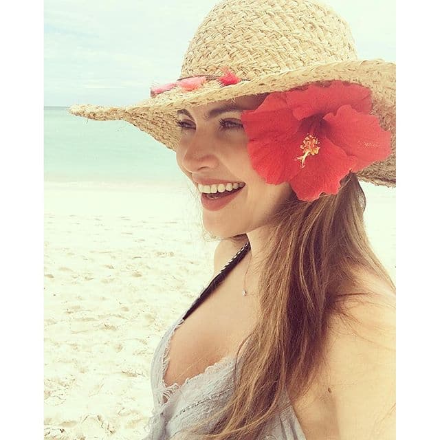 Como hermoso el retrato que se tomó con esta flor que no opacó a la bella venezolana.