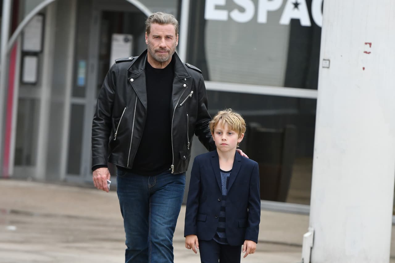 Y aunque lograr que dos niños permanezcan humildes en Hollywood puede ser difícil, la pareja reveló que los mantienen con los pies en la tierra.