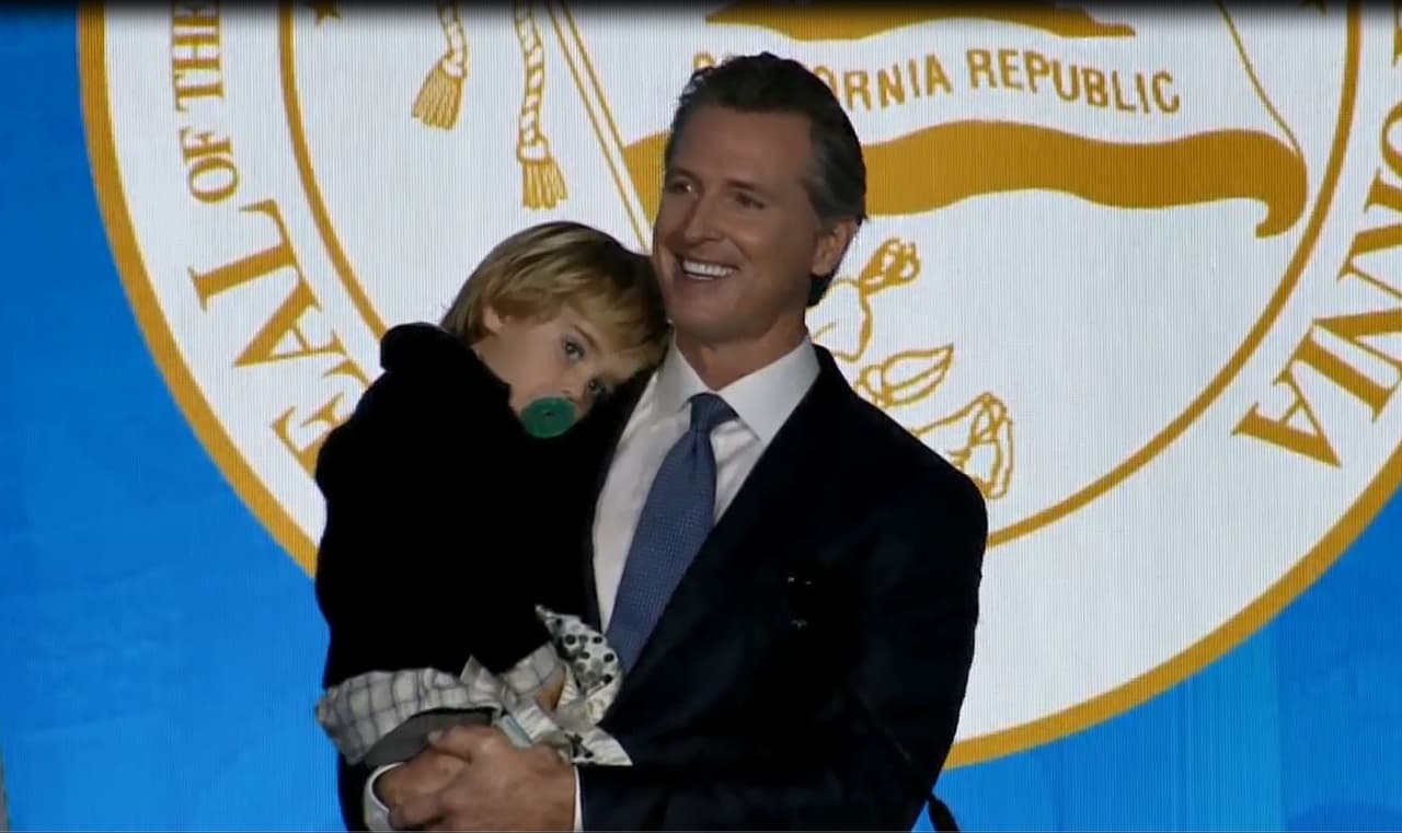 ¿Dónde estaba Newsom y por qué no acudió a un evento internacional sobre el clima?