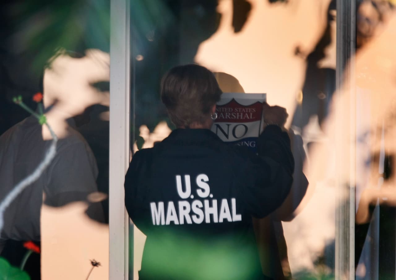 Para contactar a
<b>U.S. Marshals</b>:
<br>
<u>California</u>: 213-894-6820
<br>
<u>Phoenix</u>, Arizona: 602-382-8768 (Oprime 0)
<br>
<u>Tucson</u>, Arizona: 520-879-6900 (Oprime 0)
<br>
<u>Texas</u>: 713-718-4800.
<br>
<br>Número nacional de
<b>ICE</b>: (888) 351-4024
<br>
<u>California</u>: (213) 830-7911
<br>
<u>Arizona</u>: (602) 766-7030
<br>
<u>Florence</u>, Arizona: (520) 868-8383
<br>
<u>Eloy</u>, Arizona: (520) 464-3000
<br>
<u>Dallas</u>, Texas: (214) 424-7800
<br>
<u>Houston</u>, Texas: (281) 774-4816
<br>
<u>El Paso</u>, Texas: (915) 225-1901
<br>
<u>San Antonio</u>, Texas: (210) 283-4750.