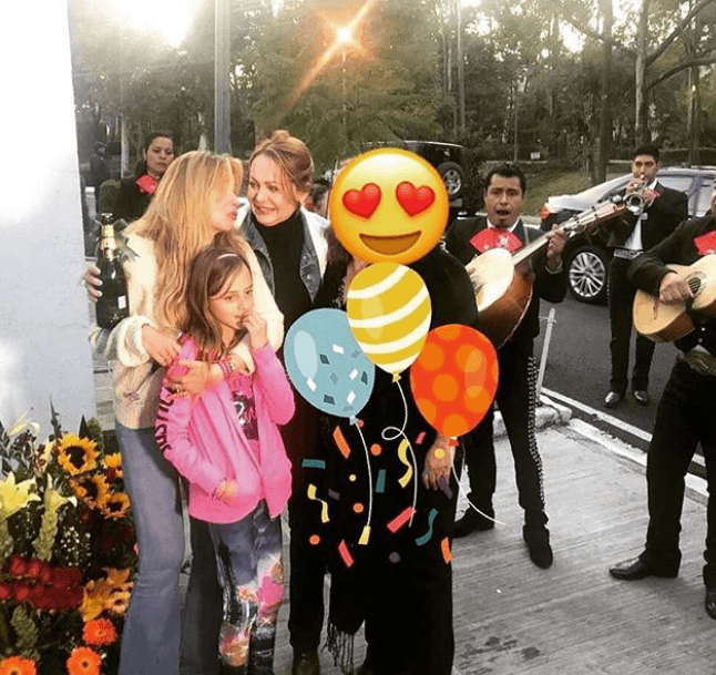 La actriz Gaby Spanic, quien estuvo alejada de su hermana Daniela durante diez años, le llevó una serenata y girasoles, sus flores favoritas, para celebrar en familia los 44 años de nacimiento de ellas dos.