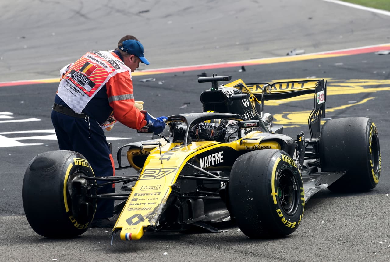 Un asistente junto al monoplaza Renault del piloto alemán Nico Hülkenberg tras el accidente.