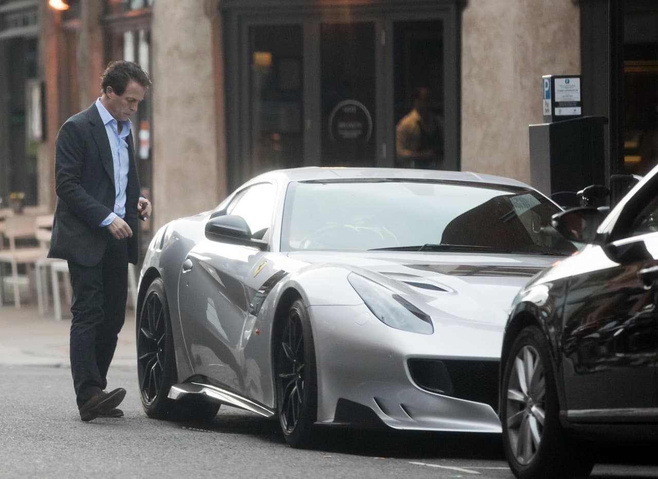Hugh Grant ha dejado en el pasado el incidente y ahora es común verlo pasear por las calles de Londres a bordo de su 
<b>Ferrari F12tdf, </b>el cual fue una edición limitada lanzada en 2015 e integrada por 799 unidades. Cuenta con un motor V12 de 780 caballos de fuerza y logra el 0 a 60 mph en 2.9 segundos.