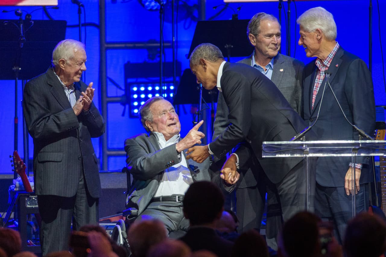 (L-R) Former US Presidents, Jimmy Carter, George H. W. Bush, Barack Obama, George W. Bush and Bill Clinton attend the Hurricane Relief concert in College Station, Texas, on October 21, 2017. / AFP PHOTO / JIM CHAPIN (Photo credit should read JIM CHAPIN/AFP/Getty Images)