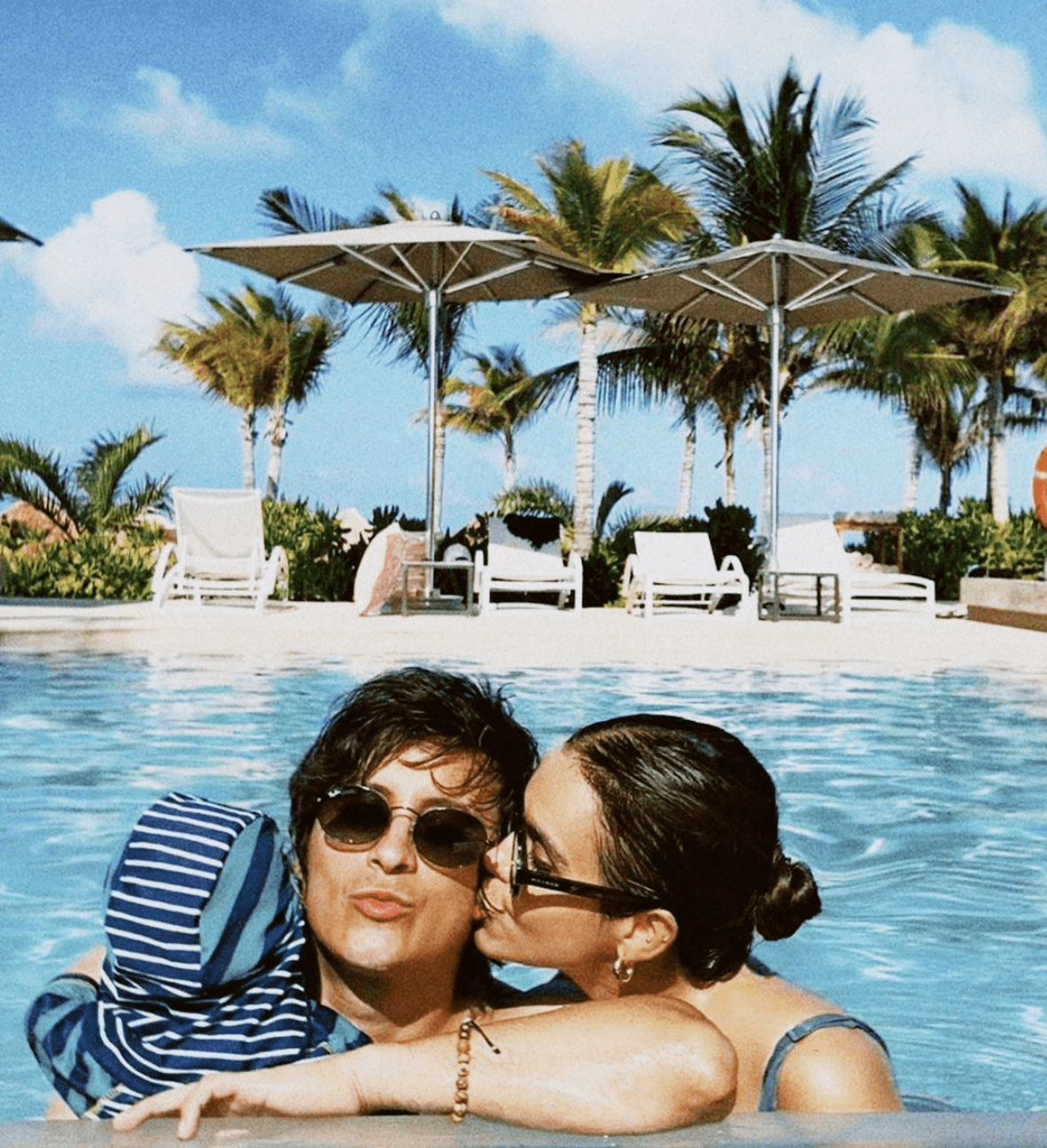 “Siempre hemos sentido una atracción por estar junto al Mar y ahora tenemos el nuestro!”, publicó Siddhartha en su publicación. Pero eso no fue todo, ya que también compartió un
<a href="https://www.univision.com/famosos/yuya-video-parto-bebe-mar-agua" target="_blank">pequeño video</a> en donde convivieron y disfrutaron con su pequeño “pedazo de Mar”.