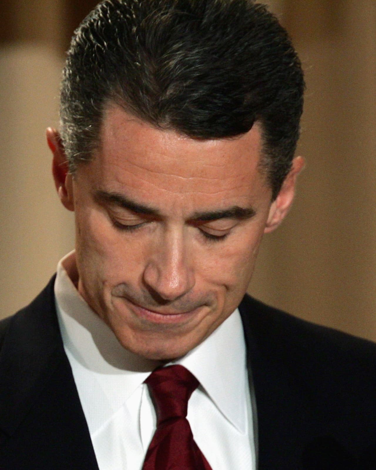 Jim McGreevey fue el primer político estadounidense en declararse homosexual. El gobernador número 52 de Nueva Jersey dijo el 12 de agosto de 2004: “mi verdad es que soy un gay americano”. Al lado estaba su exesposa, Dina Matos. La declaración se dio después de que se reveló que tenía un romance con Golan Cipel, un oficial naval israelí que McGreevey contrató como asesor de seguridad sin contar con la experiencia requerida para el cargo.