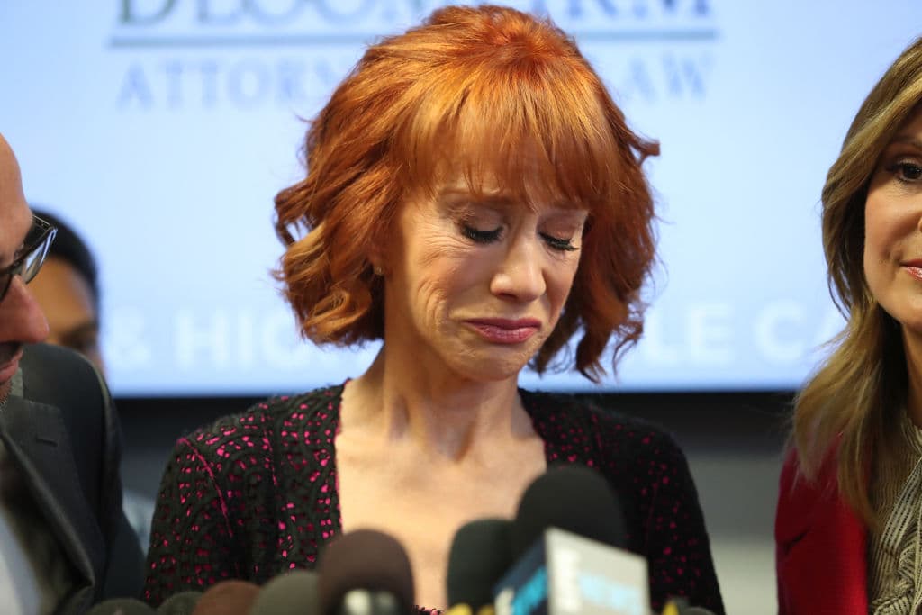Luego de la foto con un Trump 'decapitado', la actriz Kathy Griffin dice que su carrera se acabó