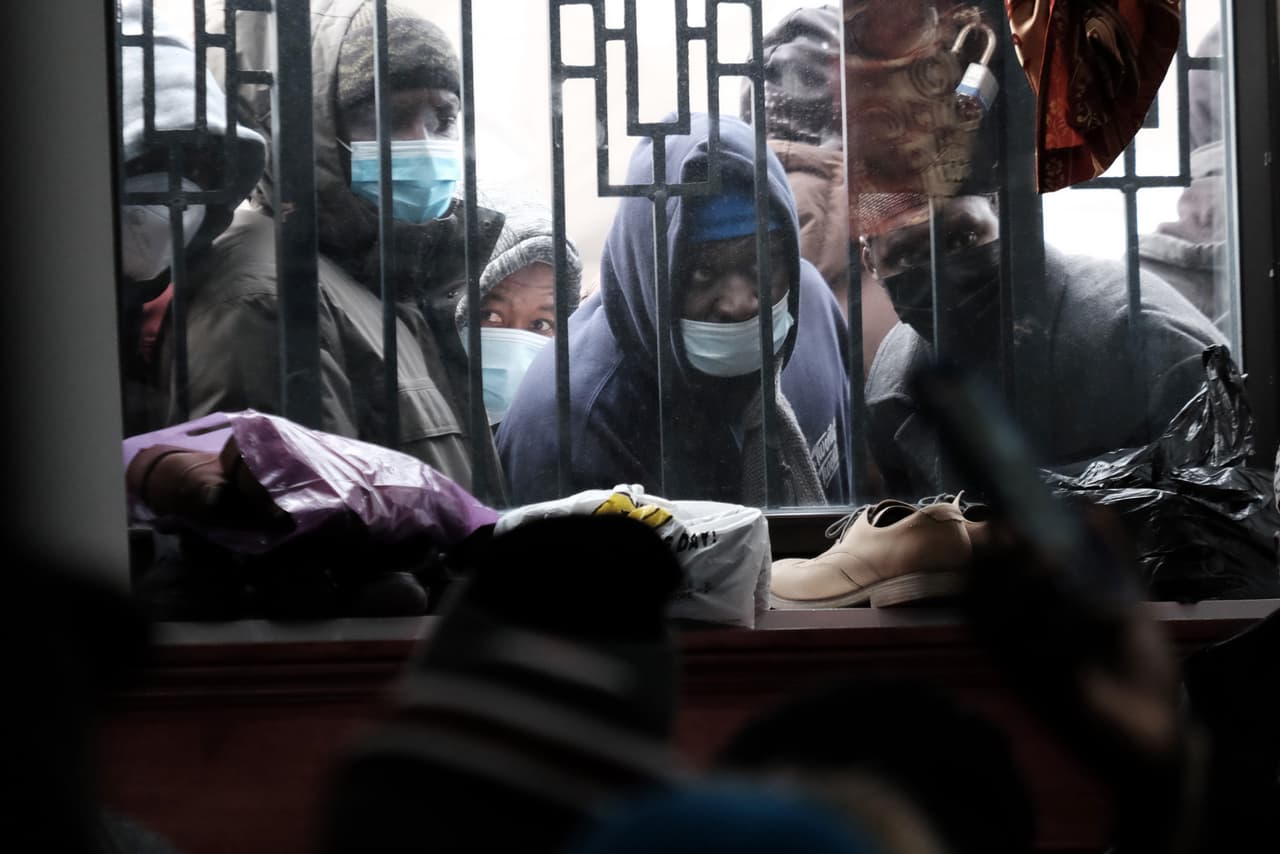 Desde afuera del recinto le dieron el último adiós a las víctimas, mientras que otros trataban de seguir la ceremonia por las ventanas.