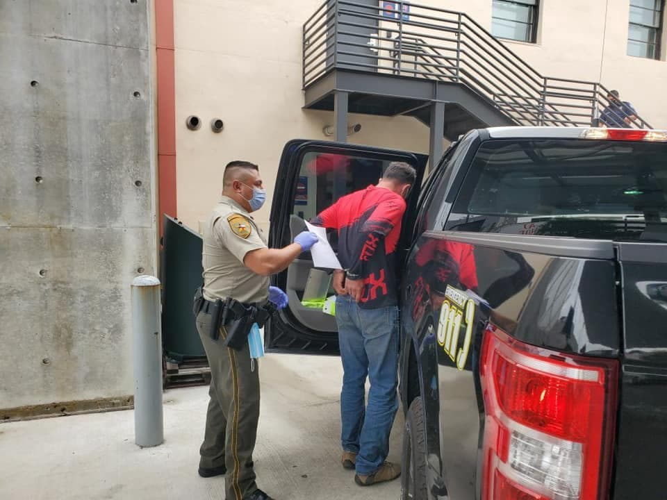 Ambos tenían cargos anteriores por sostener una relación indebida