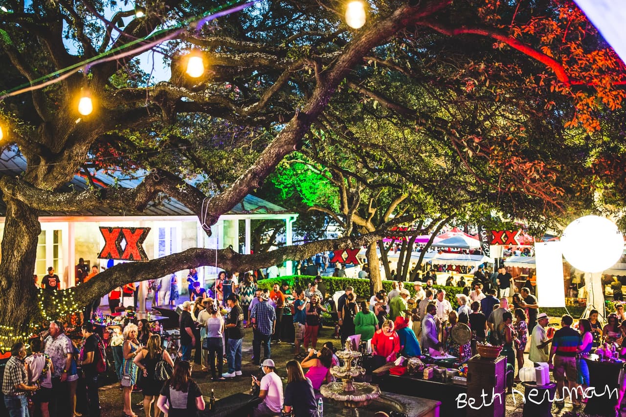 <h2 class="cms-H2-H2">Taste of the Republic</h2>
<br>
<ul>
<li class="li1">Cuándo: 24 de abril</li>
</ul>
<ul>
<li class="li1">Hora: 17:00 - 21:00 horas</li>
</ul>
<ul>
<li class="li1">Dónde: Jack Guenther Pavilion at the Briscoe, 210 W Market St</li>
</ul>
<ul>
<li class="li1">Qué es: Evento culinario VIP que consiste en 12 chefs representando las 6 regiones culinarias de Texas. Habrá cocktails y cata de vinos. </li>
</ul>
<ul>
<li>Costo: 150 dólares</li>
</ul>