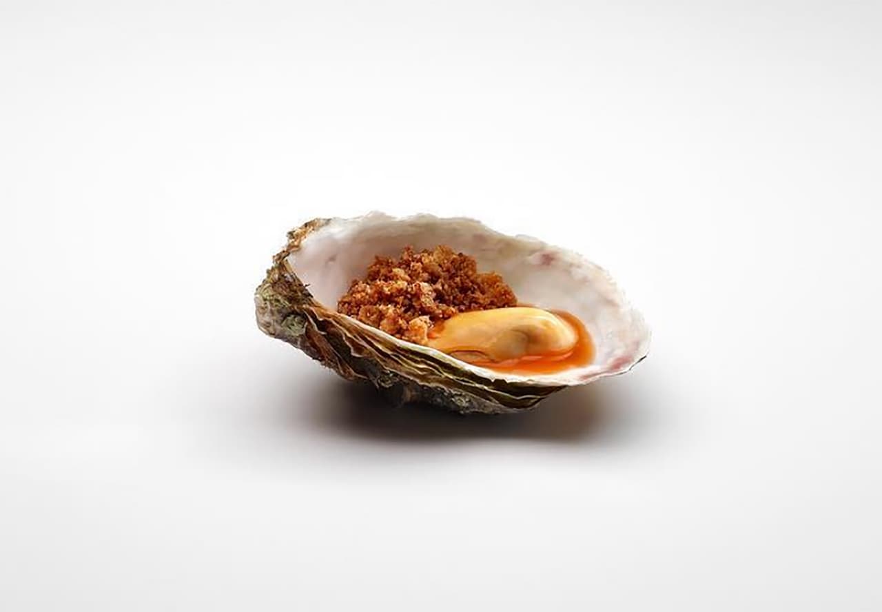 <b>Puesto 7: Mugaritz,</b> en San Sebastián, España. Estilo de comida: tecno-emocional española. Su chef, Andoni Luis Aduriz, utiliza su local como un laboratorio de investigación para fomentar la 
<a href=" https://www.instagram.com/p/BlyNiH-FuWT/?utm_source=ig_web_copy_link">innovación y creatividad en todo su personal.</a>