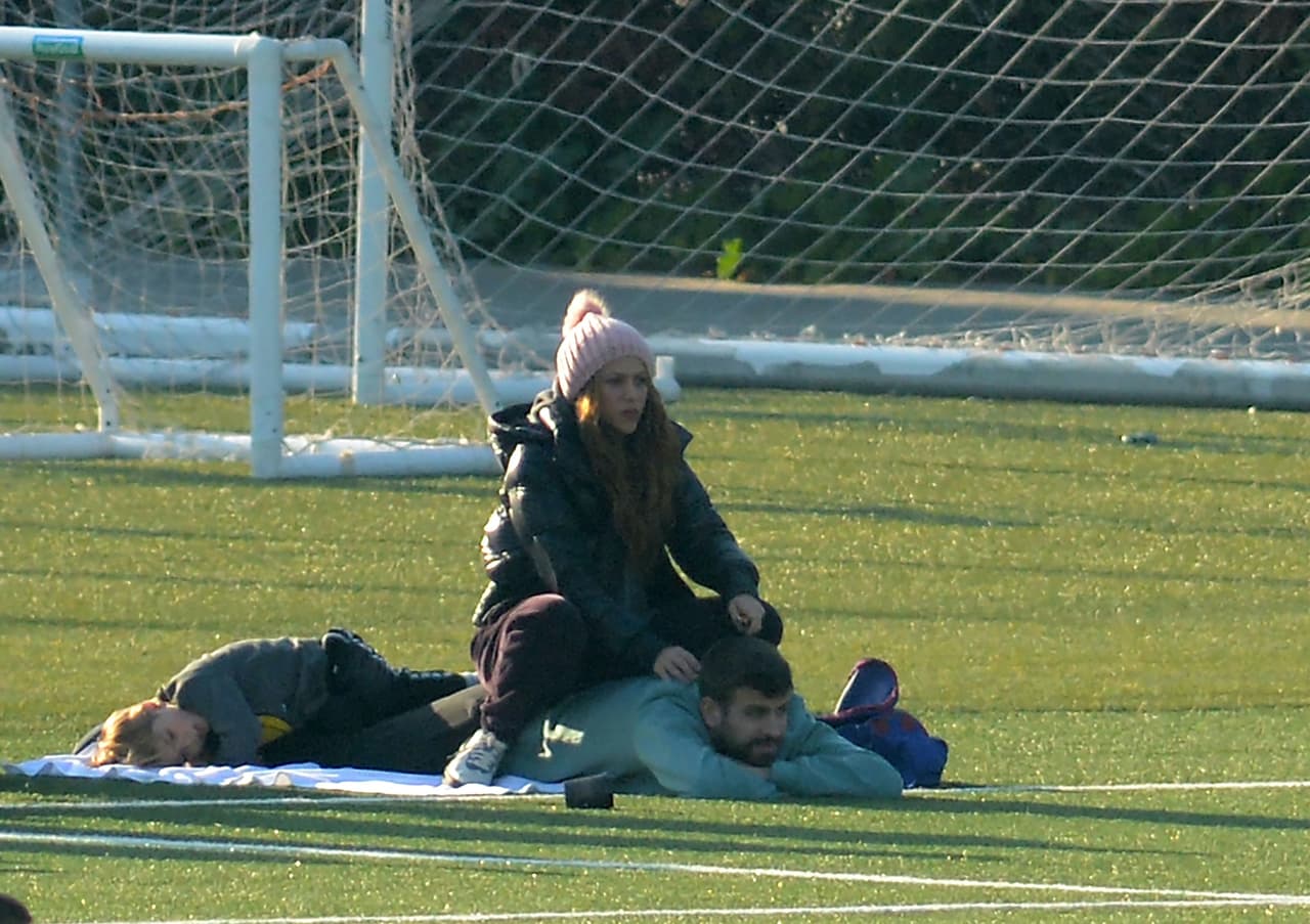 Sasha terminó acostado y Shakira sobre la espalda de Piqué.