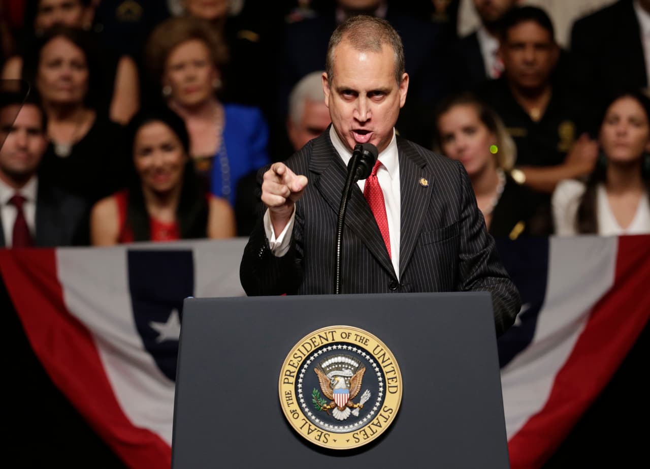 <b>Mario Díaz-Balart</b>. Recibió
<b> 2,000 dólares</b> según consta en el 
<a href="https://www.fec.gov/data/disbursements/?two_year_transaction_period=2016&data_type=processed&committee_id=C00053553&min_date=01%2F01%2F2015&max_date=12%2F31%2F2016&recipient_state=FL">registro electoral</a>: la mitad de ese dinero el 09/22/2016 y la otra parte el 06/24/2016.