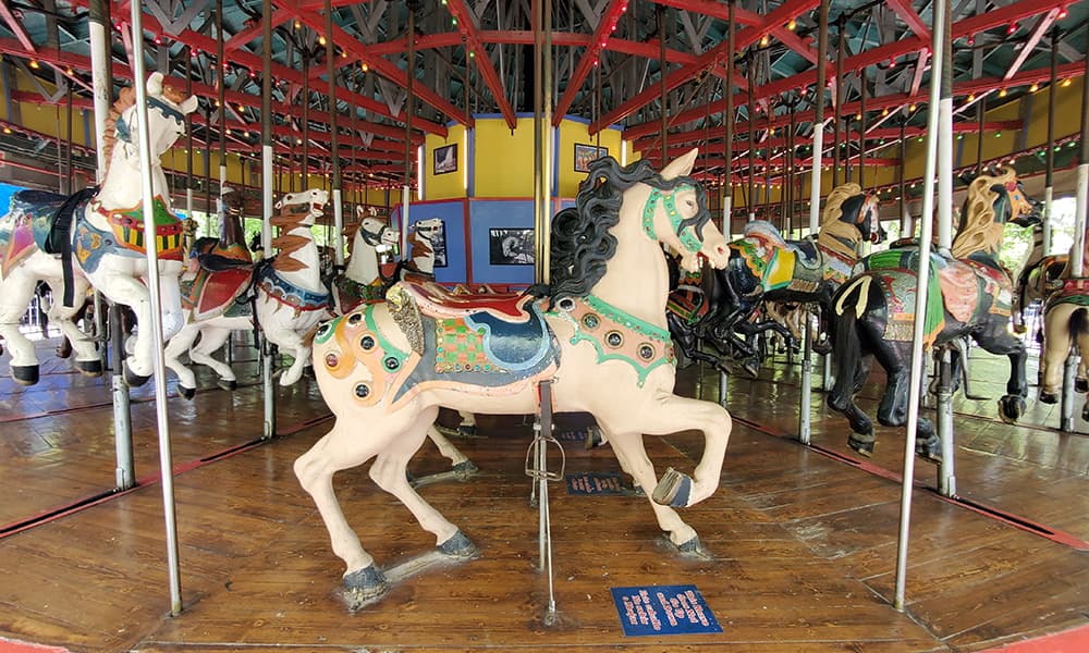 <b>Flushing Meadows Carousel</b>
<br>
<br>Esta atracción se encuentra ubicada en el Fantasy Forest Amusement Park en Floushing Meadows.
<br>
<br>Se construyó con las parte de dos carruseles antiguos que se encontraban en Coney Island,
<br>
<br>Opera desde 1964.
<br>
<br>Lo puedes visitor de marzo a noviembre en el parque de diversiones Fantasy Forest.
<br>
<br>
<b><a href="https://fantasyforestnyc.com/attraction/flushing-meadows-carousel/" target="_blank">Puedes encontrar más información aquí.</a></b>
<br>
<br>
<br>
<br>