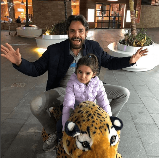 Después de un cumpleaños lleno de aventuras, Eugenio no dejó pasar la oportunidad para publicar una fotografía junto a su pequeña hija y agradecer a sus seres queridos "Fue un cumpleaños único. Gracias Ale por ser mi compañera de aventuras. A mis hijos porque gracias a ellos trato de ser una mejor persona. A mi familia porque me hacen tener los pies en la tierra. A mis amigos porque reírse alimenta el alma, a mis fans porque por ustedes sigo trabajándo, metiéndome a estas aventuras y una lista inmensa que no acabaría... GRACIAS!".