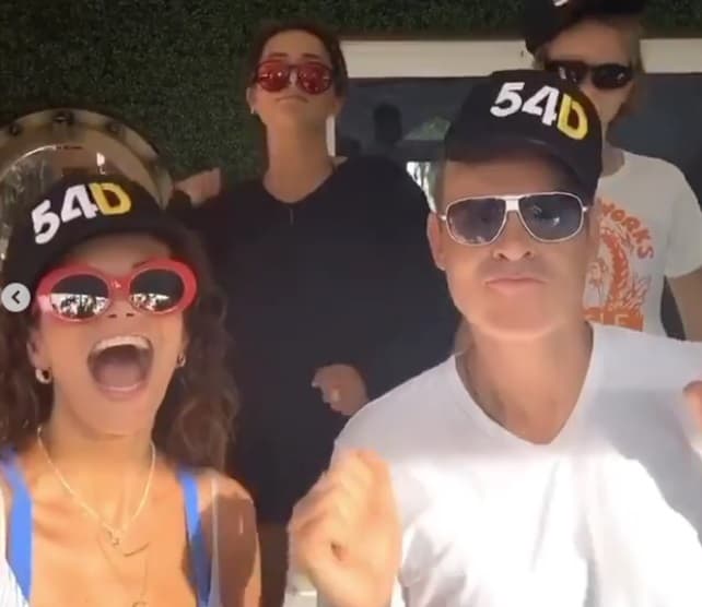 Pero no solo su mamá participó en sus videos de esta red social, sino también su esposa Cristy y sus hijas mayores Hannah y Nicole.