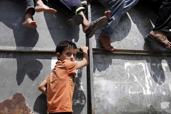 Los síntomas visibles en los niños son físicos. Muchos tienen dolores en el vientre o en las piernas u otro tipo de dolores. Además se aferran a los padres. Fuente: ©Deutsche Welle