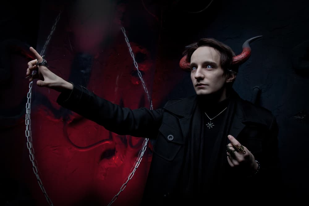 Su contraparte masculina es el íncubo, cuyo nombre proviene del latín "incubare" que quiere decir "estar encima" (mientras que súcubo es "estar debajo"). Estos demonios también adoran poseer carnalmente a mujeres fértiles, mientras ellas duermen, para poder embarazarlas y así tener descendencia.