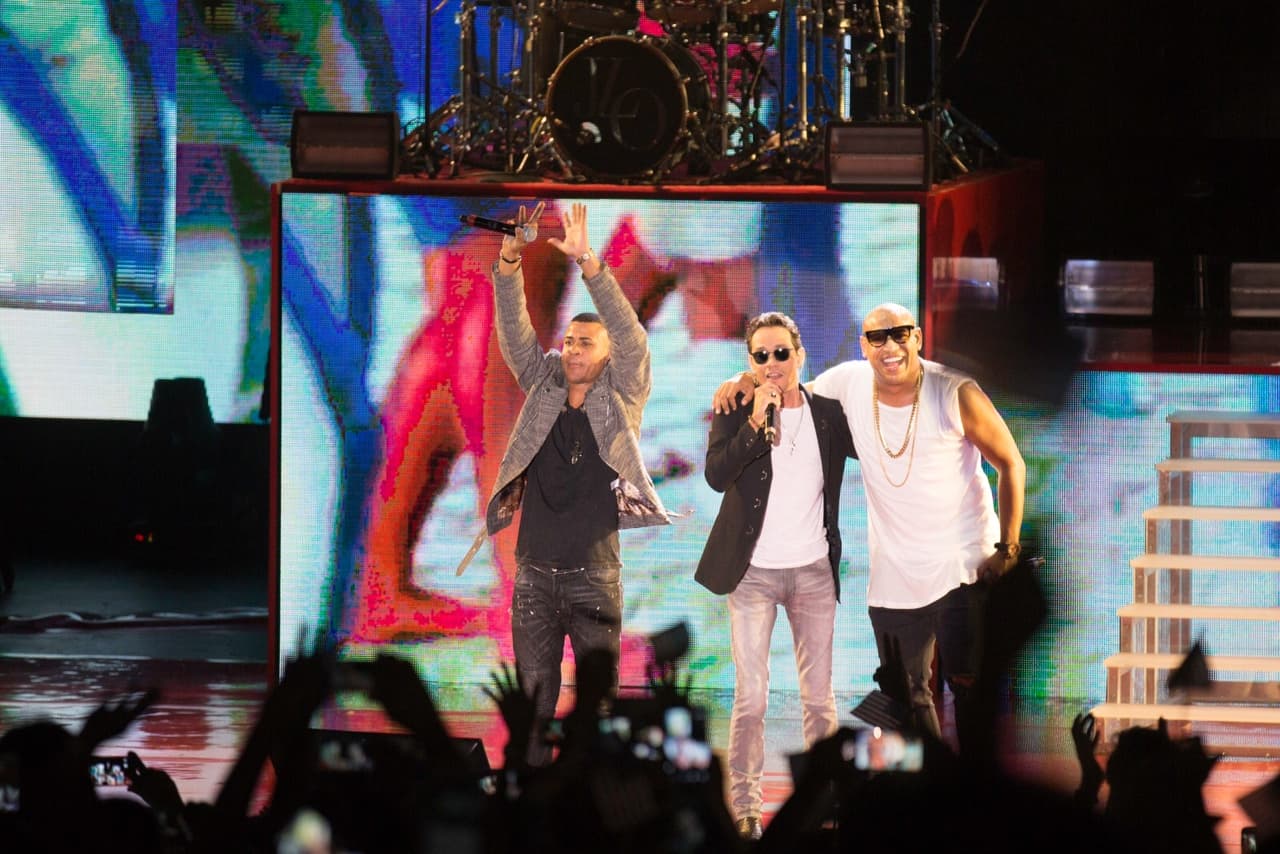 Marc Anthony acompañó a los cubanos de Gente de Zona para cantar 'La Gozadera'.