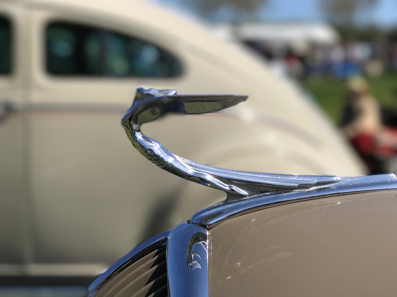 Otra mujer alada, esta vez sobre el capó de un
<b>DeSoto Airflow de 1935</b>. La cantidad de productor 'Airflow' de Chrysler en Maelia Island 2017 fue tan numerosa como impecable es su preservación. Sólo uno de ellos, el prototipo original Chrysler Trifton Special de 1932, no estaba preservado a la perfección pero su significación histórica trasciende cualquier estado en que se haya podido encontrar.