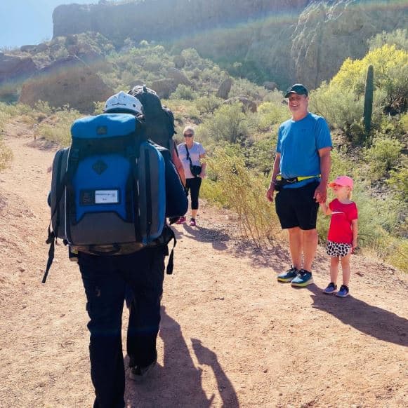 Equipos de rescate del Departamento de Bomberos de Phoenix acudieron para ofrecer apoyo a una excursionista lesionada.