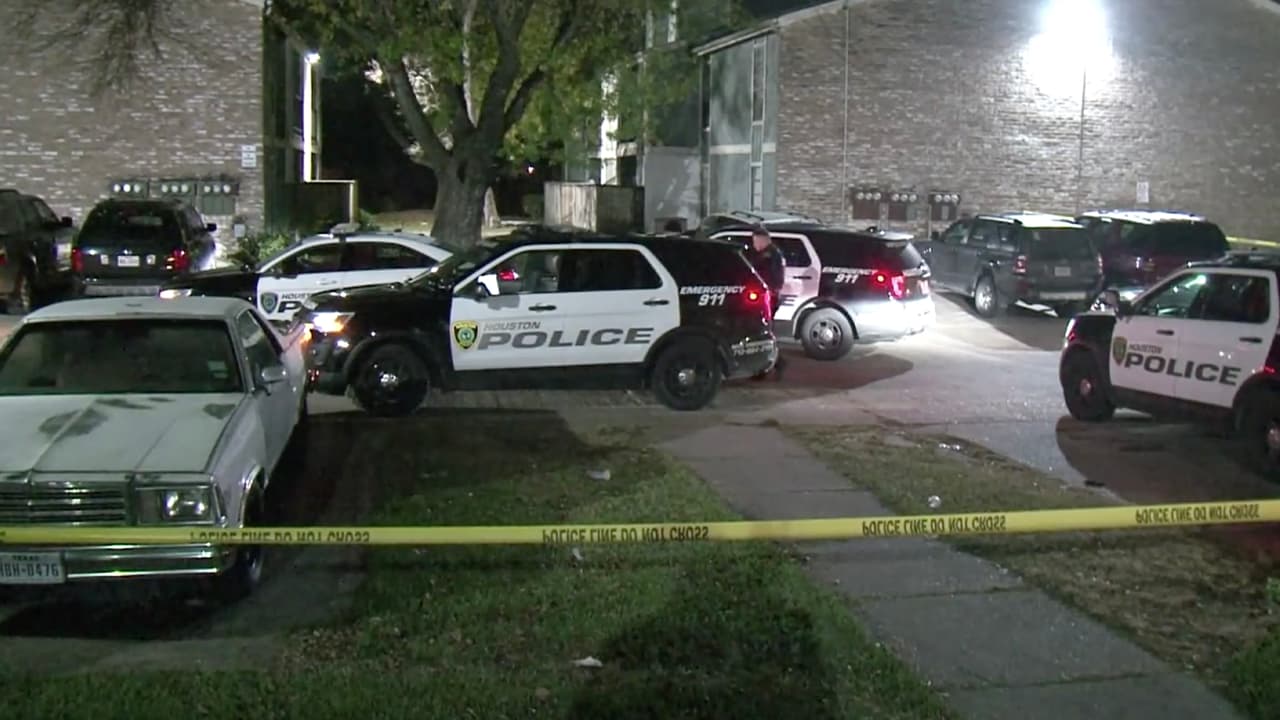 El primero hecho sucedió en la medianoche de este lunes, cuando oficiales de policía acudieron a un complejo de apartamentos al noroeste de Houston. En ese lugar una mujer fue hallada muerta con un disparo en la cabeza. Se presumía que había sido un suicidio pero horas después, autoridades
<a href="https://www.univision.com/local/houston-kxln/acusan-a-un-joven-de-16-anos-de-dispararle-en-la-cabeza-a-su-novia-al-noroeste-de-houston" target="_blank">acusaron a su novio de 16 años</a> y fue puesto bajo custodia.