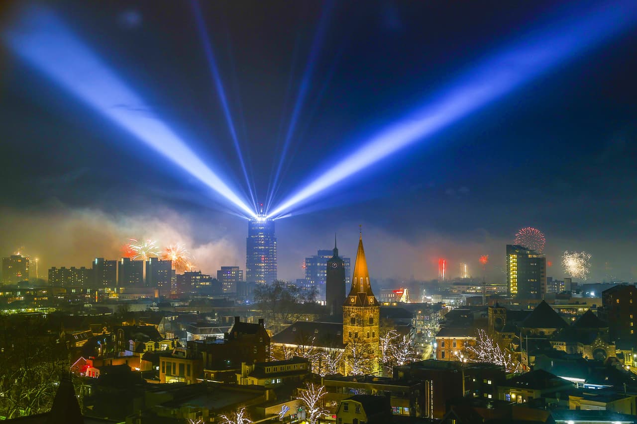 Un espectáculo de luz y rayo láser surge de Alphatoren sobre el centro de Enschede el 31 de diciembre de 2020.