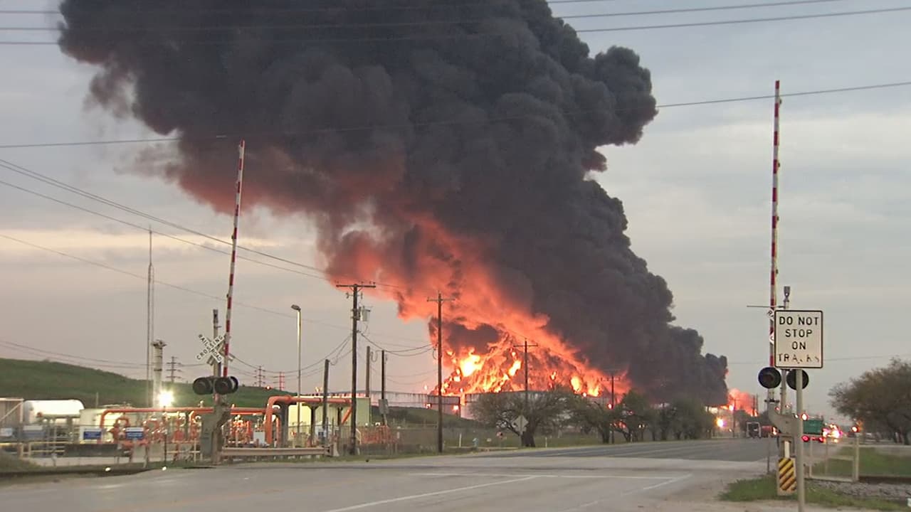 Este martes el incendio se intensificó y alcanzó dos tanques más. En total son siete los contenedores que están ardiendo, de un total de 15 en el lote de la planta.