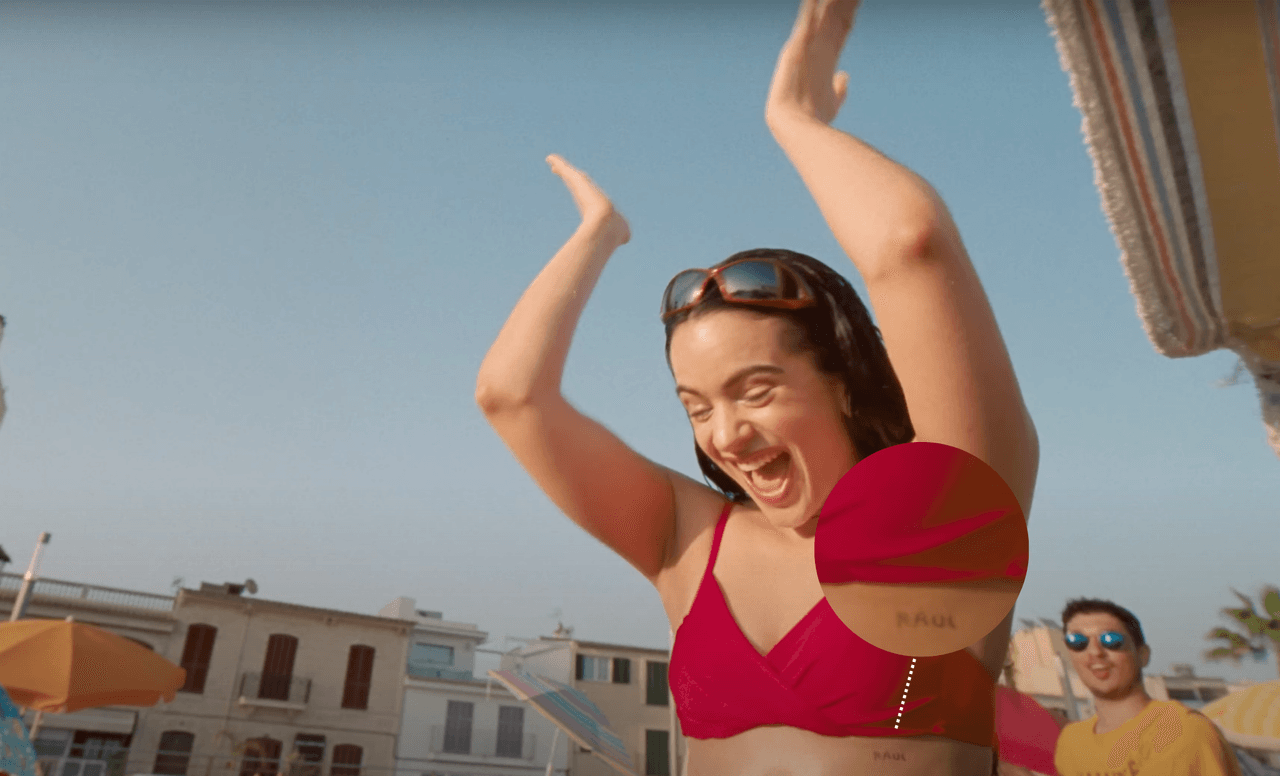 En el video de 'Despechá', la canción de la cantante, aparece con un tatuaje en sus costillas que dice Raúl, nombre real de Rauw Alejandro, y donde se desmentiría que terminaron su relación.