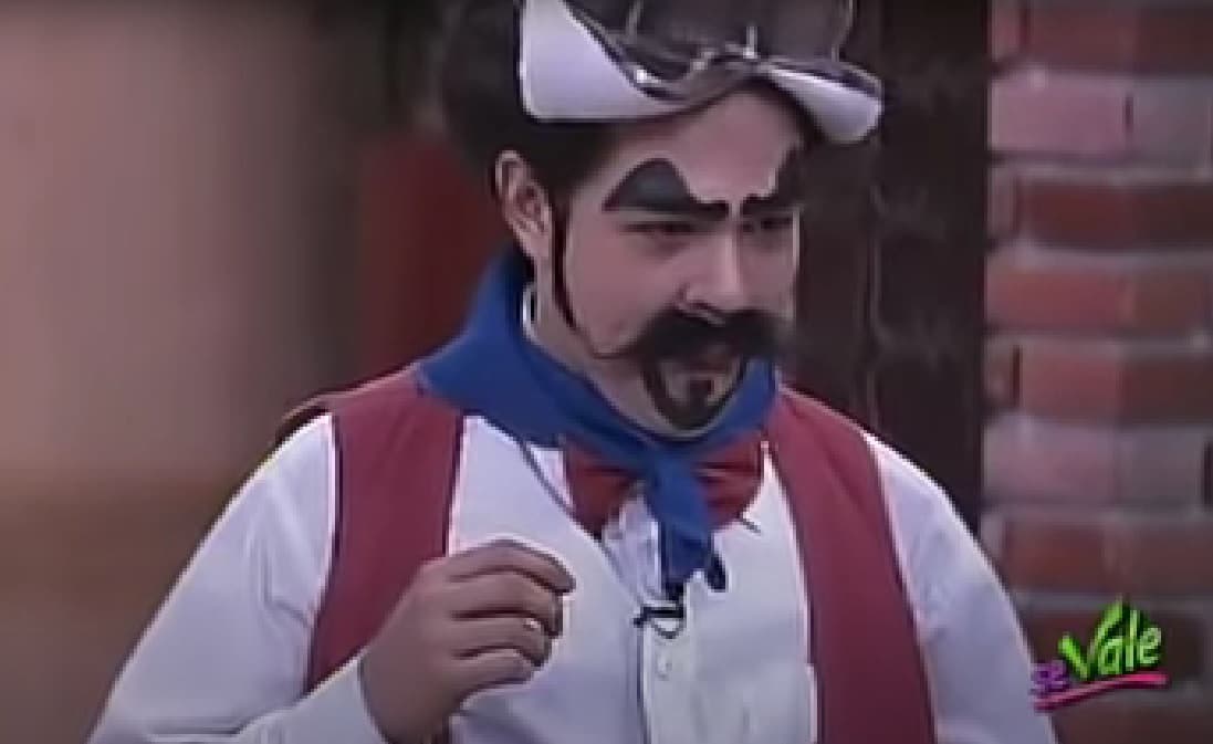 “Como no nos pagaban yo a la par hacía casting para comerciales y de eso vivía… Un día me harté y quise dar el siguiente paso, [para el show musical en vivo] le dije a la de vestuario que me pasara la botarga, los bigotes y así de aventado me metí disfrazado y pintado al show”, explicó el famoso a la youtuber.