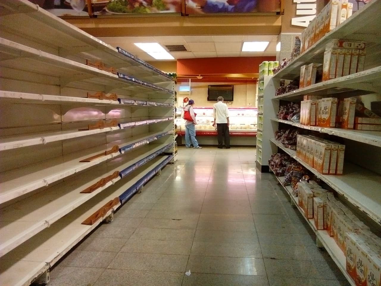 Estantes vacíos. Esto es lo que encuentran miles de venezolanos en la mayoría de los comercios de su país. La crisis económica y el desabastecimiento están generando desnutrición y hambre en el país que otrora fuera próspero.