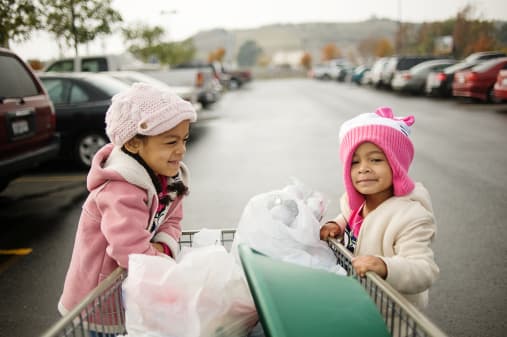 Establece con claridad que los niños no deben jugar cerca de autos estacionados. Es importante enseñarle que nunca está bien jugar cerca de los automóviles, incluso cuando están estacionados.