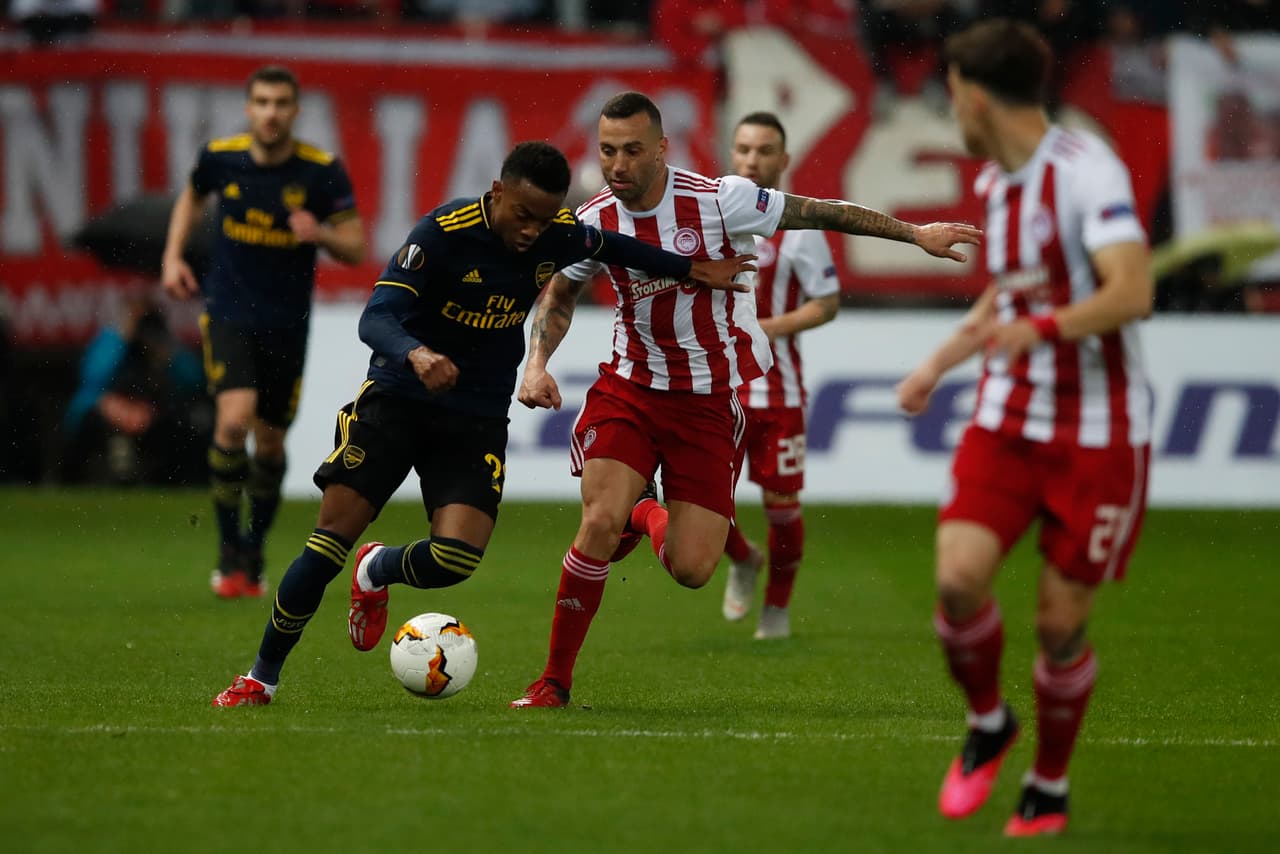 Arsenal empieza a tomar el control del partido, pero siguen sin poder definir.