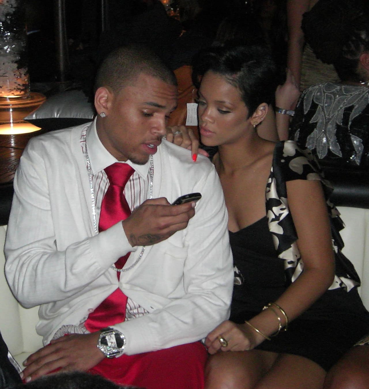Rihanna y Chris Brown iniciaron su romance en 2007, año en el que la cantante comenzaba acaparar las miradas del mundo pop con su disco 
<i>'Good Girl Gone Bad' </i>y del cual se desprende el éxito '
<i>Umbrella</i>'.