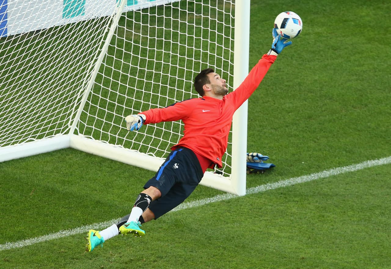 Hugo Lloris, a punto de tragarse una libélula en pleno juego ante Uruguay