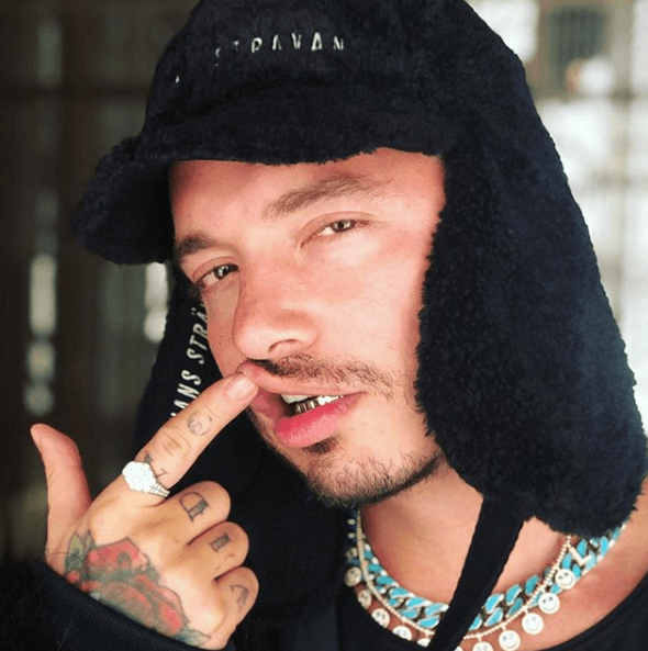 El cantante también suele subir instántaneas en las que presume sus looks, o solo el decorado de sus dientes. Esta fue muy bien recibida por sus más de 30 millones de seguidores.