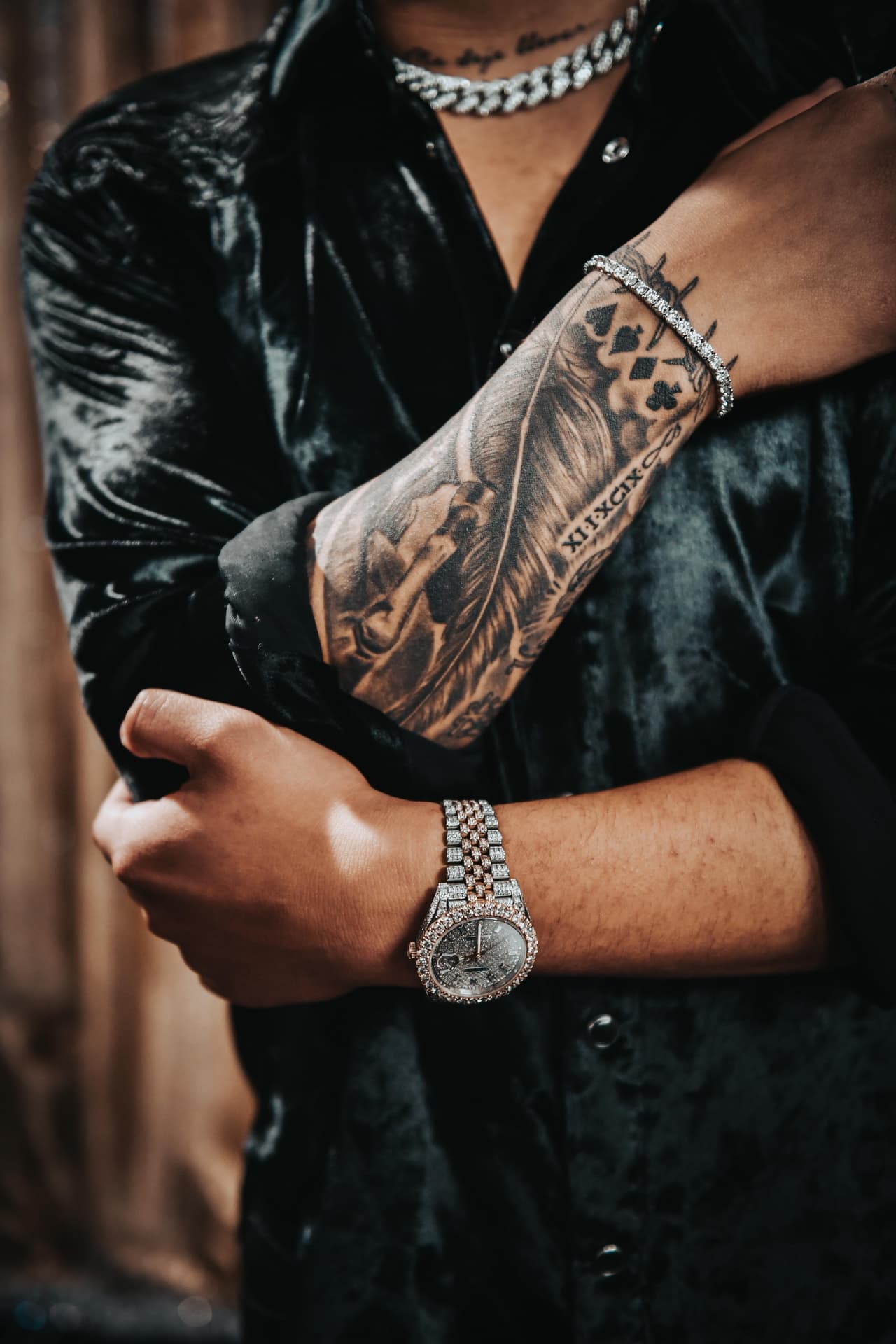 Mientras que sobre el que le atraviesa el brazo comentó: "Este ni te lo explico porque
<b>me llevaría como cuatro horas". </b>