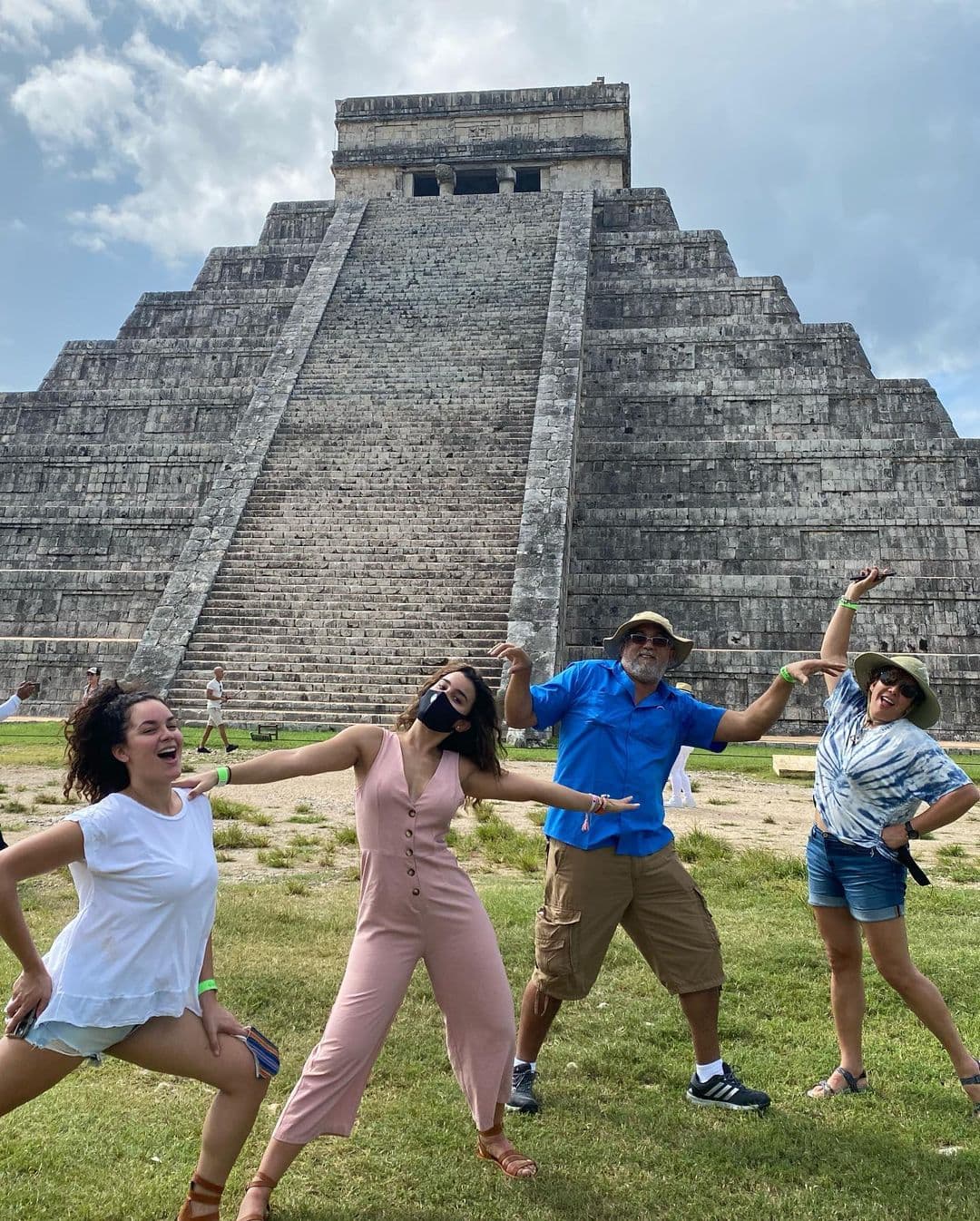 La presentadora de El Gordo y La Flaca conoció las pirámides de Chichén Itzá rodeada de amigos y así se divirtieron en las ruinas mayas.