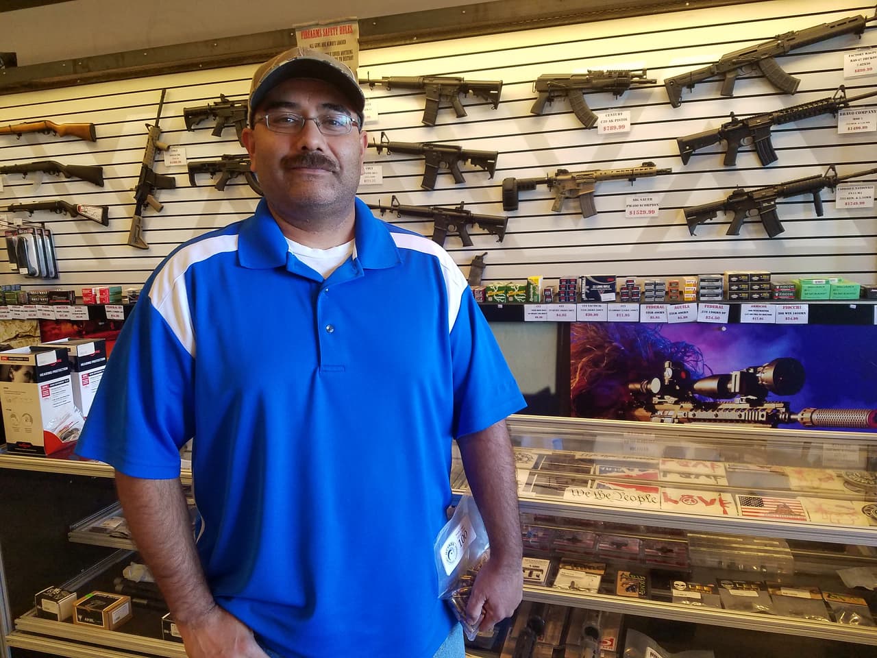 Mark Razo recuerda cómo los precios subieron por las nubes hace cuatro años cuando Obama trató de limitar las ventas de armas