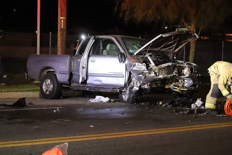 Dos personas resultaron heridas, una de ellas tuvo que ser extraída de uno de los vehículos. Ambas fueron transportadas en "condiciones desconocidas" a hospitales locales.